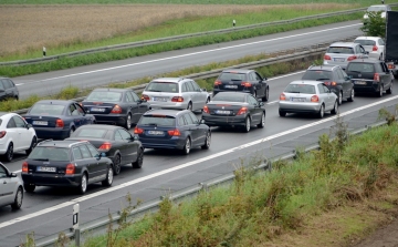 Nagy a torlódás az M1-es autópályán Hegyeshalom irányába