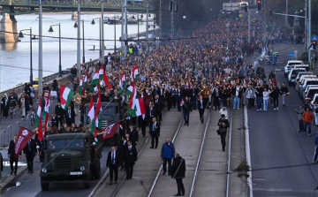 Fáklyás felvonulást tartottak Budapesten, az 1956-os forradalomra emlékezve