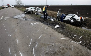 Ketten meghaltak egy balesetben a 32-es úton, Szolnok közelében