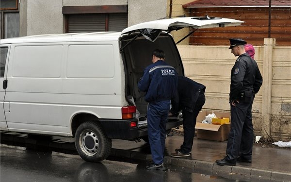 Autóba tuszkoltak egy nőt a fővárosban