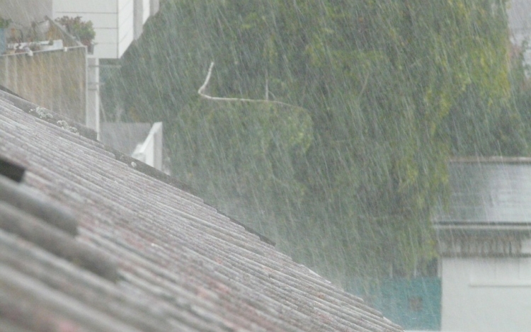 Intenzív esőzés várható a Balatonnál, villámárvizek is kialakulhatnak