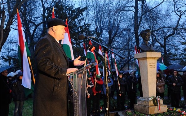 Március 15. - Hende: keményen kell dolgozni a szabad döntés jogának visszaszerzéséért