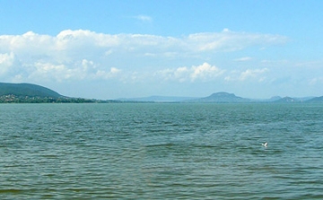 Megtalálták a Balatonban eltűnt szörfös holttestét