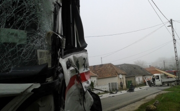 Kisbusz és egy személygépkocsikat szállító teherautó ütközött össze