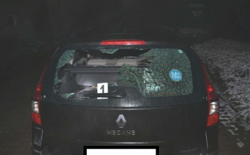 Autók szélvédőjét rúgta be a tatai férfi