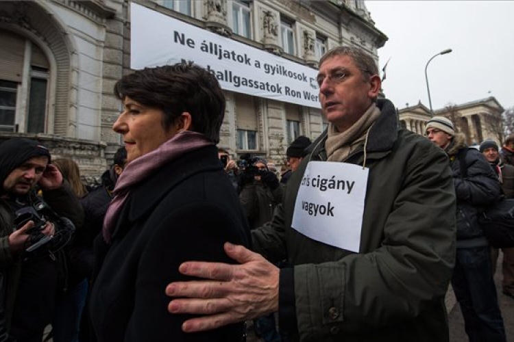 Bayer-cikk - A rasszizmus ellen tartott demonstrációt a DK a Fidesz székháza előtt