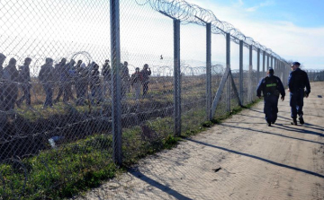 Bakondi György: folyamatos nyomás alatt tartják a migránsok a déli határt