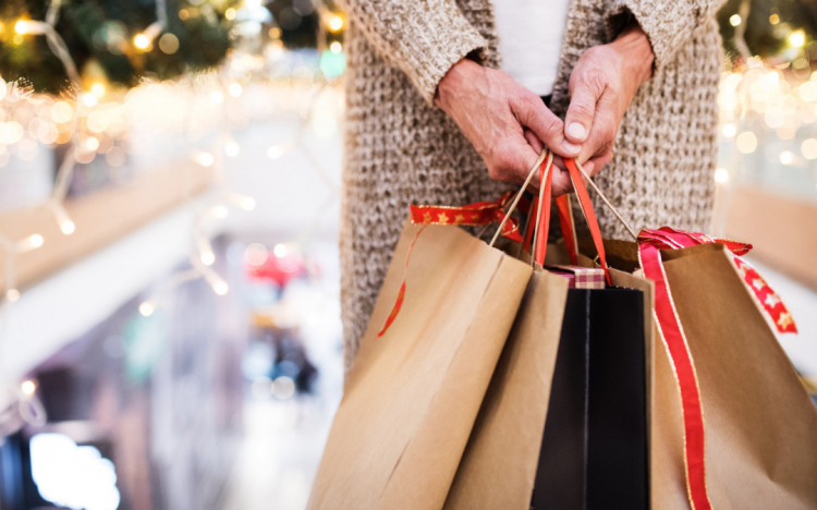 A magyar lakosság több mint fele túlköltekezik a karácsonyi ajándékok vásárlásánál egy kutatás szerint