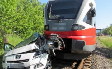 Vonat és személygépkocsi ütközött