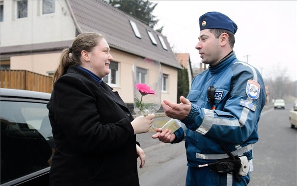 Nőnapon virágot kaptak a szabályosan közlekedő női járművezetők Salgótarjánban 