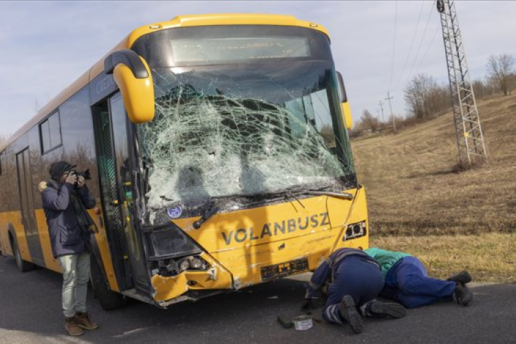 Halálos baleset Zalában, busz és személyautó ütközött