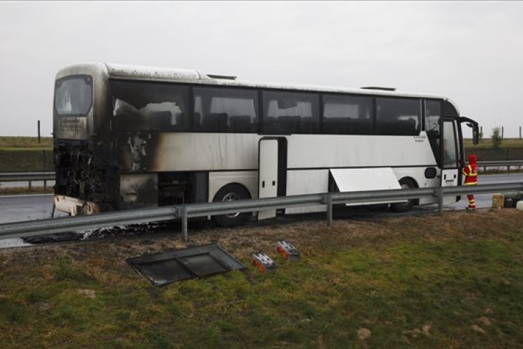 Kigyulladt egy autóbusz az M7-esen, senki nem sérült meg
