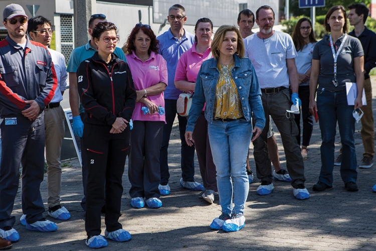 Gyalogátkelőket tettek biztonságosabbá a Bridgestone önkéntesei