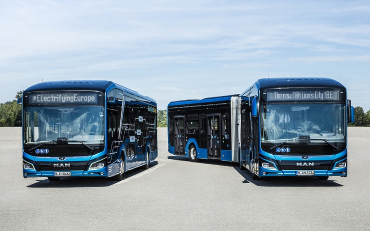 A veszprémi helyi közlekedésben áll forgalomba Magyarország első elektromos csuklós autóbusza