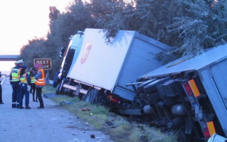 Halálos kimenetelű közúti közlekedési baleset az M1-esen (videóval, fotókkal)