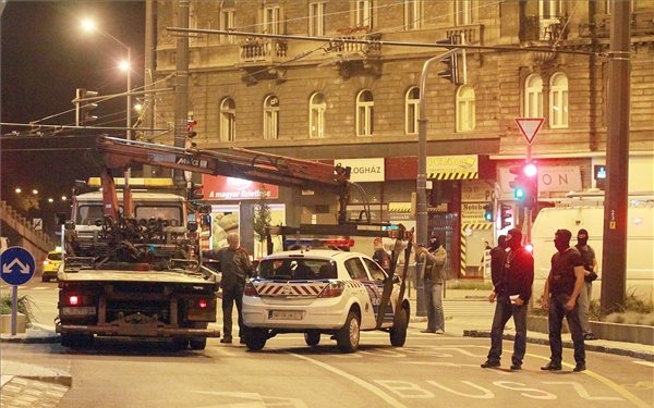 Rendőröket fogott el a TEK Budapesten