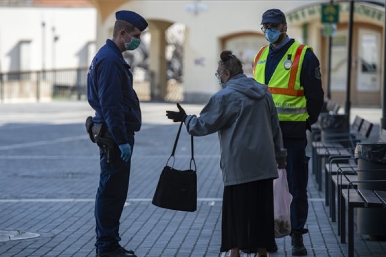 A tisztifőorvos ismét azt kérte az idősektől, hogy maradjanak otthon