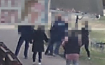 Rendőrökre támadtak a gyámügyintézés során - Videó