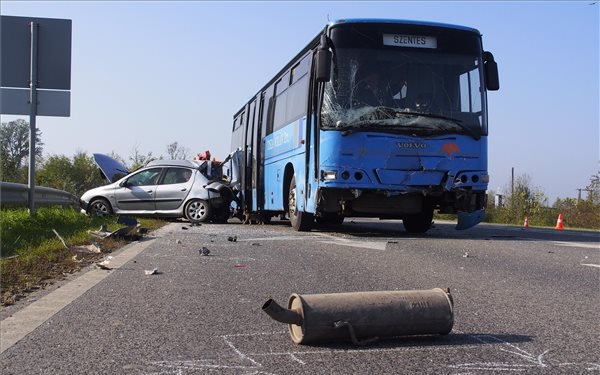 Autóbusz és személyautó ütközött össze a 47-es úton, egy ember meghalt