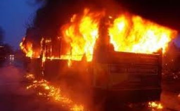Kiégett egy busz az autópályán