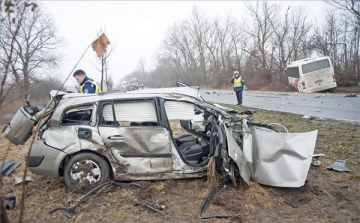 Autóbusz és személyautó karambolozott a 82-es úton, egy ember meghalt