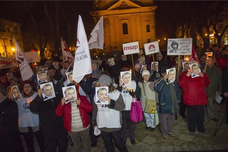 Fidesz-KDNP-frakcióülés - A kormány ellen tüntettek ellenzéki pártok Gyulán