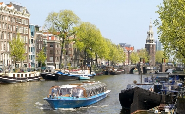 Hamarosan önvezető hajók közlekedhetnek az amszterdami csatornákon