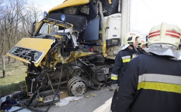 Két kamion egymásba rohant, nagy a torlódás az M5-ösön Inárcsnál