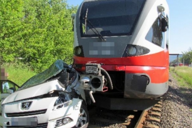 Vonat és személygépkocsi ütközött