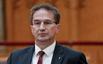 Vádat emeltek Schadl György, Völner Pál és társaik ellen korrupciós bűncselekmények miatt