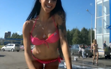 Kér valaki bikinis autómosást? (videó)