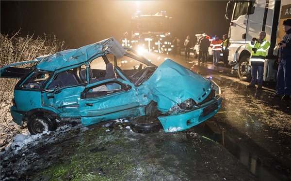 Ketten meghaltak egy balesetben a 49-es főúton Győrteleknél